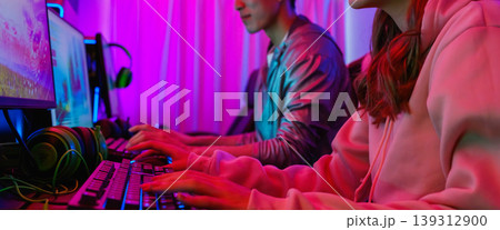 ゲーミングPCで対戦する男女 139312900