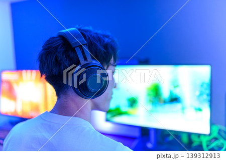 ゲーミングPCで遊ぶ男性 139312913