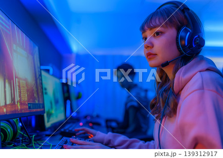 ゲーミングPCでゲームをする日本人女性 139312917