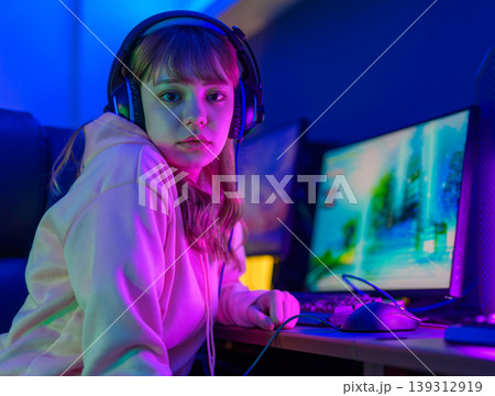ゲーミングPCで遊ぶ女性 139312919
