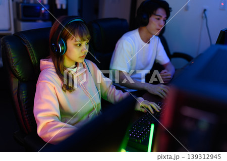 ゲーマーの男女、夜のプレイ 139312945
