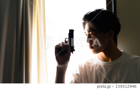 銃を持つ男性 139312946