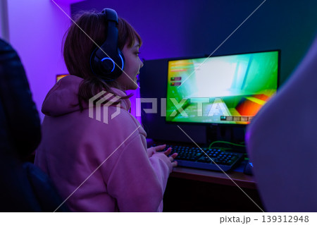 ゲームをする女性 139312948