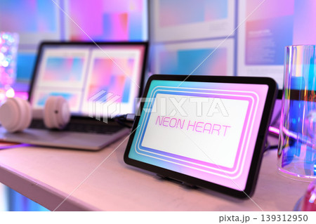 タブレットに表示されたネオンハート タブレットに表示されたネオンハート 139312950