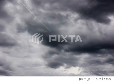 雨が降る直前の不穏な暗雲 139313309