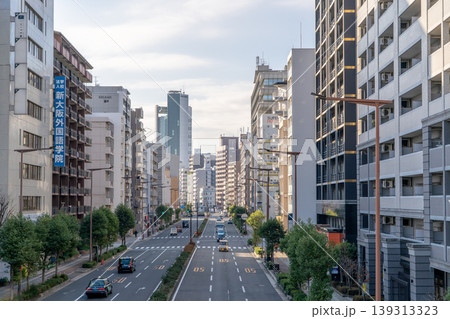 大阪市東淀川区東中島の歩道橋から見るキーエンス本社ビルと新大阪のビル群 139313323