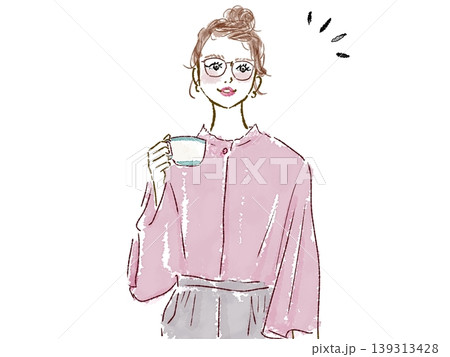 コーヒーカップを持つ笑顔のメガネ女性 コーヒーカップを持つ笑顔のメガネ女性 139313428