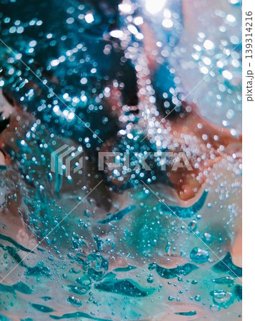 幻想的に輝く深い青色の水面と抽象的な泡のテクスチャ背景 139314216