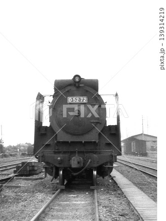 出発待機中のD52牽引の貨物列車 出発待機中のD52牽引の貨物列車 139314219