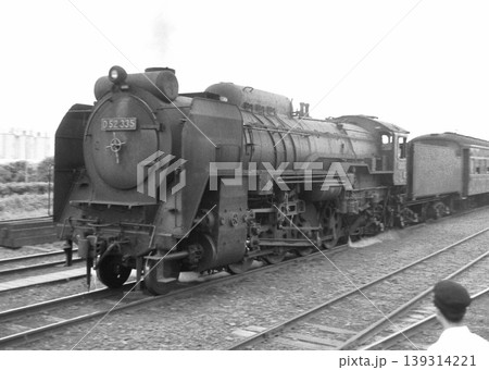 出発待機中のD52牽引の旅客列車 出発待機中のD52牽引の旅客列車 139314221