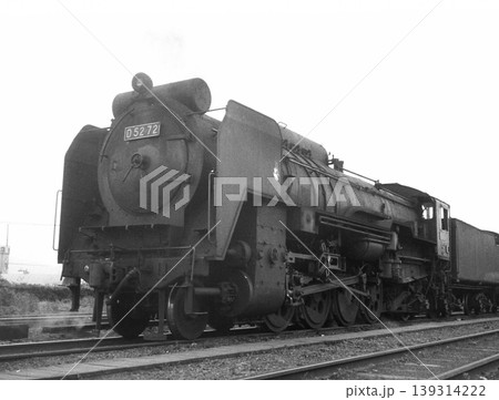 出発待機中のD52牽引の貨物列車 出発待機中のD52牽引の貨物列車 139314222