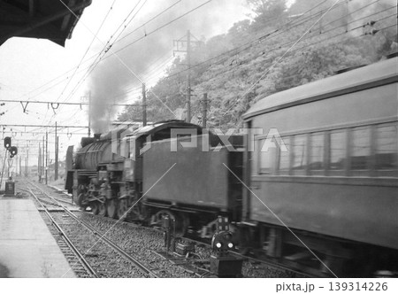 国府津駅を発車するD52牽引の御殿場線の旅客列車 139314226