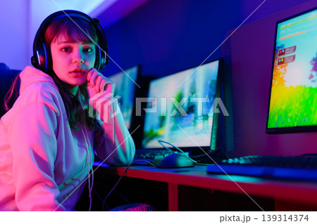 ゲーミングPCで遊ぶ女性 139314374