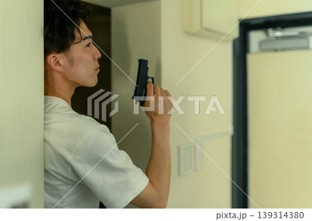 銃を持つ若い日本人男性 銃を持つ若い日本人男性 139314380
