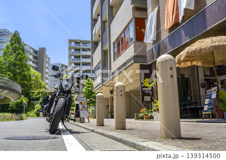 横浜北山田の街角に停車したバイク 139314500