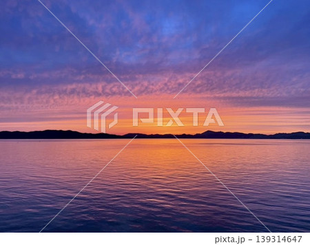 瀬戸内の離島・豊島から望む鮮やかな夕陽とマジックアワー 139314647