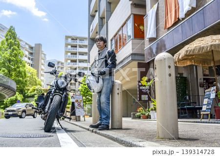 横浜北山田でバイクと立つ男性ライダー 139314728