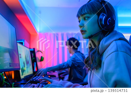 ゲーミングPCでゲームをする日本人女性 139314731