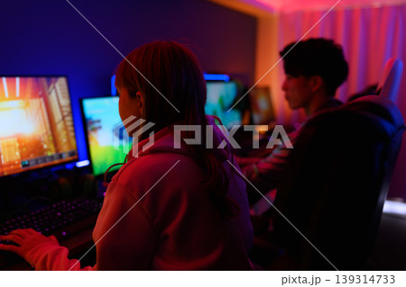 ゲーミングPCで遊ぶ男女のゲーマー 139314733