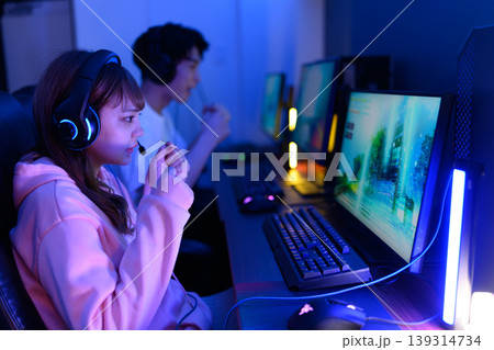 ゲーミングPCで遊ぶ男女 139314734