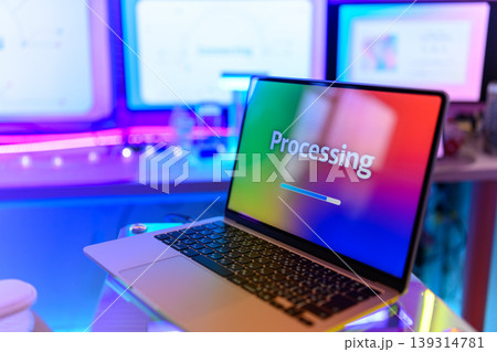 ラップトップ画面処理中表示 ラップトップ画面処理中表示 139314781