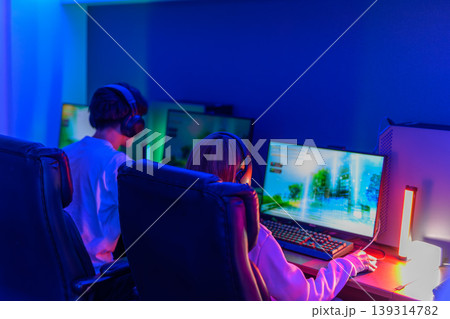 ゲーミングルームで遊ぶ若者たち ゲーミングルームで遊ぶ若者たち 139314782