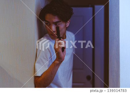 銃を持つ若い日本人男性 139314783
