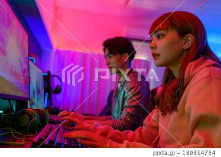 ゲームをする男女 139314784