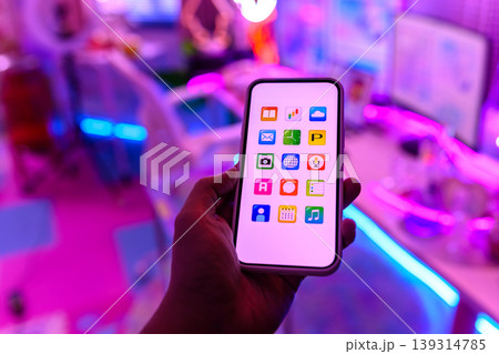 スマホのアプリ画面を操作する手 スマホのアプリ画面を操作する手 139314785