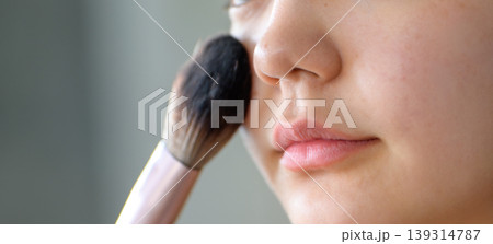 顔にブラシで化粧 139314787
