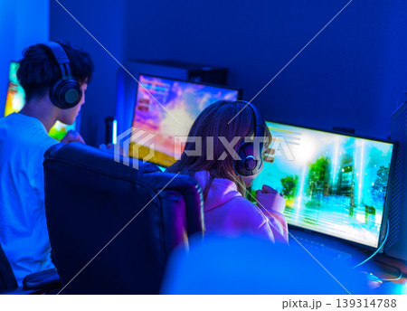 ゲーマーがゲームをプレイ 139314788