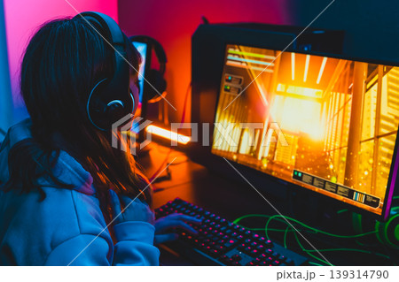 ゲーミングPCでゲームを楽しむ女性 139314790