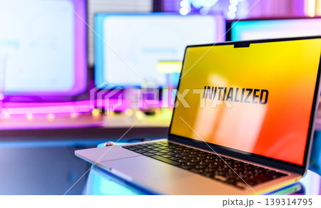 初期化されたラップトップとモニターのセットアップ 139314795