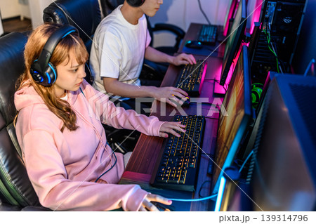 ゲーマー二人、PCで対戦 ゲーマー二人、PCで対戦 139314796