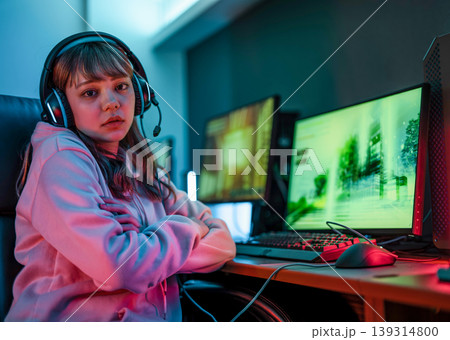 ゲーミングPCで遊ぶ女性ゲーマー ゲーミングPCで遊ぶ女性ゲーマー 139314800