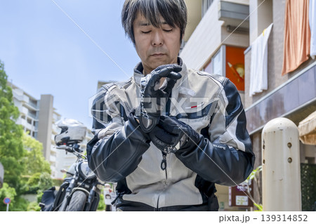 北山田駅で発進前にグローブを装着する男性ライダー 北山田駅で発進前にグローブを装着する男性ライダー 139314852