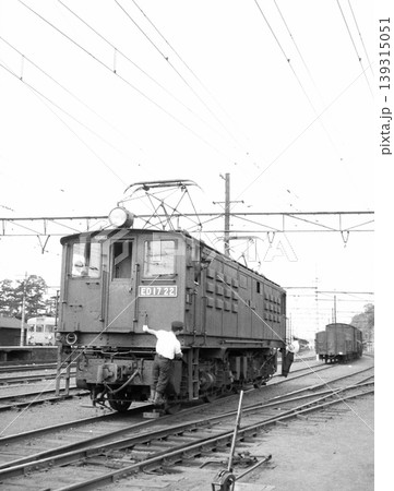 貨車の入れ替え作業中のED17 139315051