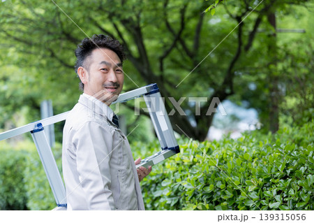 脚立を持って現場へ向かう植木の植栽や施工管理などの作業員のポートレート点検業務イメージ 脚立を持って現場へ向かう植木の植栽や施工管理などの作業員のポートレート点検業務イメージ 139315056