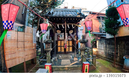 東京、都心の住宅街に鎮座する亀戸石井神社の本殿 東京、都心の住宅街に鎮座する亀戸石井神社の本殿 139315073