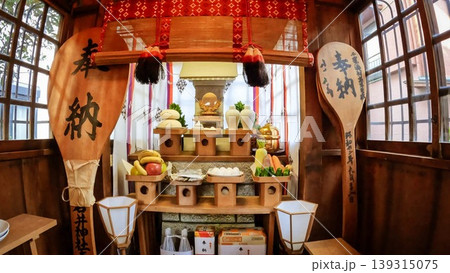 東京、都心の住宅街に鎮座する亀戸石井神社の本殿 東京、都心の住宅街に鎮座する亀戸石井神社の本殿 139315075