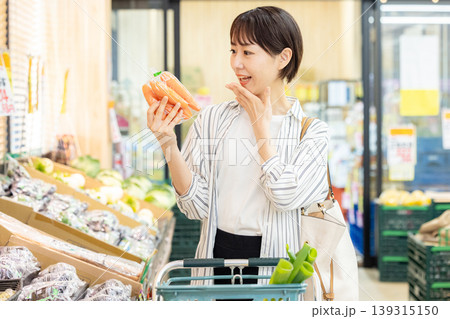 スーパーで買い物をする女性 スーパーで買い物をする女性 139315150