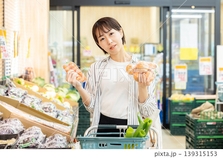 スーパーで買い物をする女性 スーパーで買い物をする女性 139315153