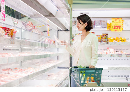 スーパーでお肉を買う女性買い物客 スーパーでお肉を買う女性買い物客 139315157
