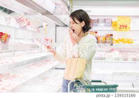 スーパーでお肉を買う女性買い物客 スーパーでお肉を買う女性買い物客 139315160
