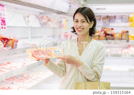 スーパーでお肉を買う女性買い物客 スーパーでお肉を買う女性買い物客 139315164