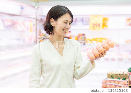卵を買う女性 卵を買う女性 139315168