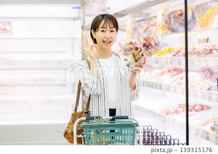 精肉コーナー 買い物 女性 精肉コーナー 買い物 女性 139315176