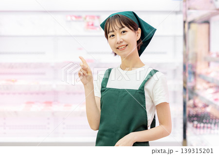 スーパーで働く女性 スーパーで働く女性 139315201