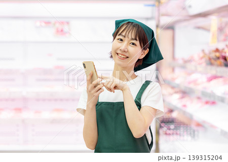 スマホを持つ従業員 応募 スマホを持つ従業員 応募 139315204