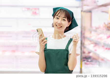 スマホを持つ従業員 応募 スマホを持つ従業員 応募 139315206